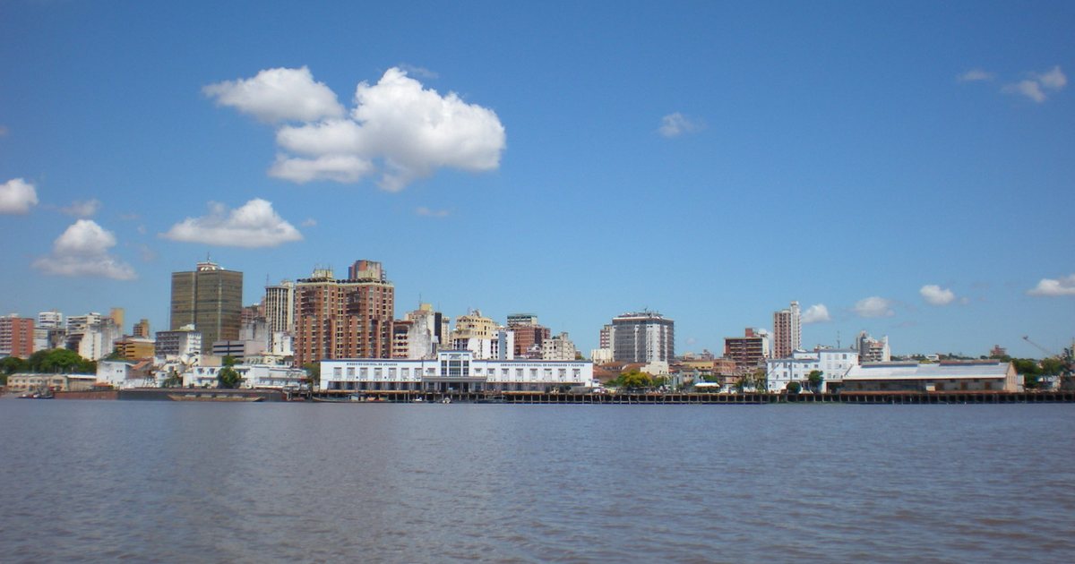 El Puerto de Asunción visto desde el río Paraguay, con el edificio portuario frente al Centro Histórico