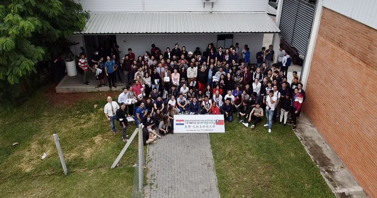 Estudiantes y docentes de la Universidad Politécnica Taiwán-Paraguay en el antiguo campus de Luque, en 2022