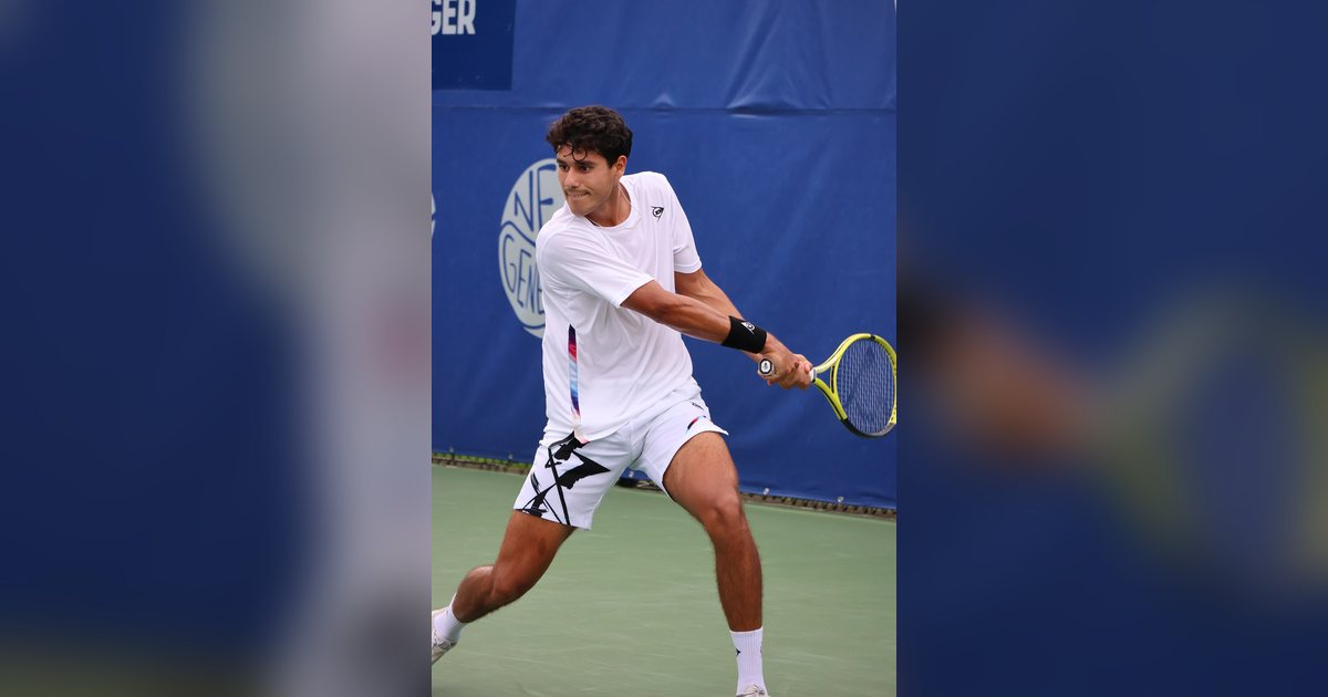 El tenista paraguayo Adolfo Daniel Vallejo pega un revés en una cancha dura, en un torneo de 2023