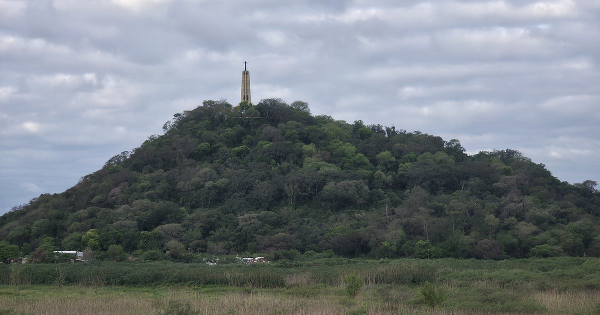 El Cerro Lambaré visto desde su base, con el monumento en la cima