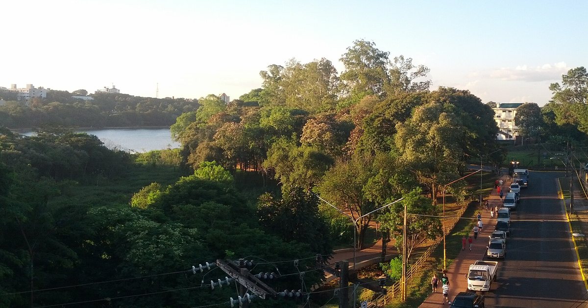 Parque del Lago de la República y una avenida de Ciudad del Este al atardecer